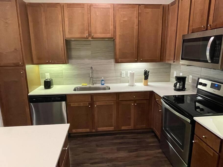 Apartment Downtown Living 1br W/ Free Parking Garage