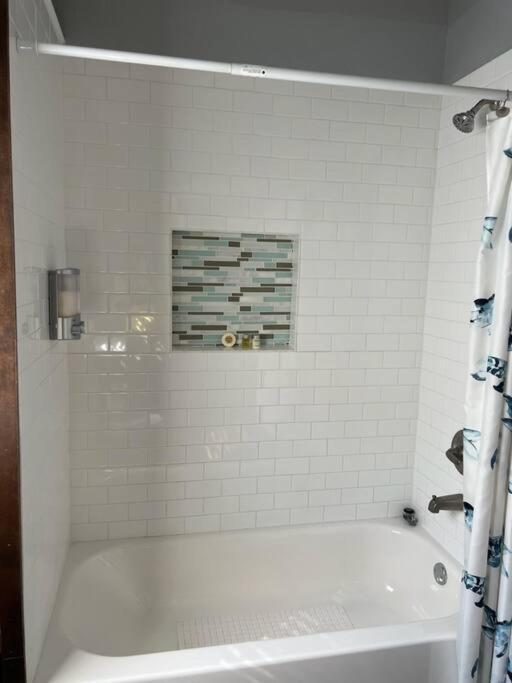 Vibrant Vacation Escape With Fast Wifi And King Bed Close To Downtown Houston! Holiday home *