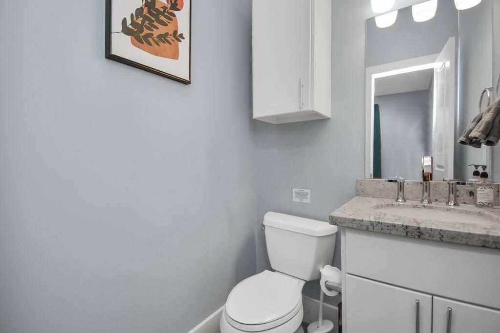 Skyline Views - Sleeps 10 Near Downtown Holiday home *