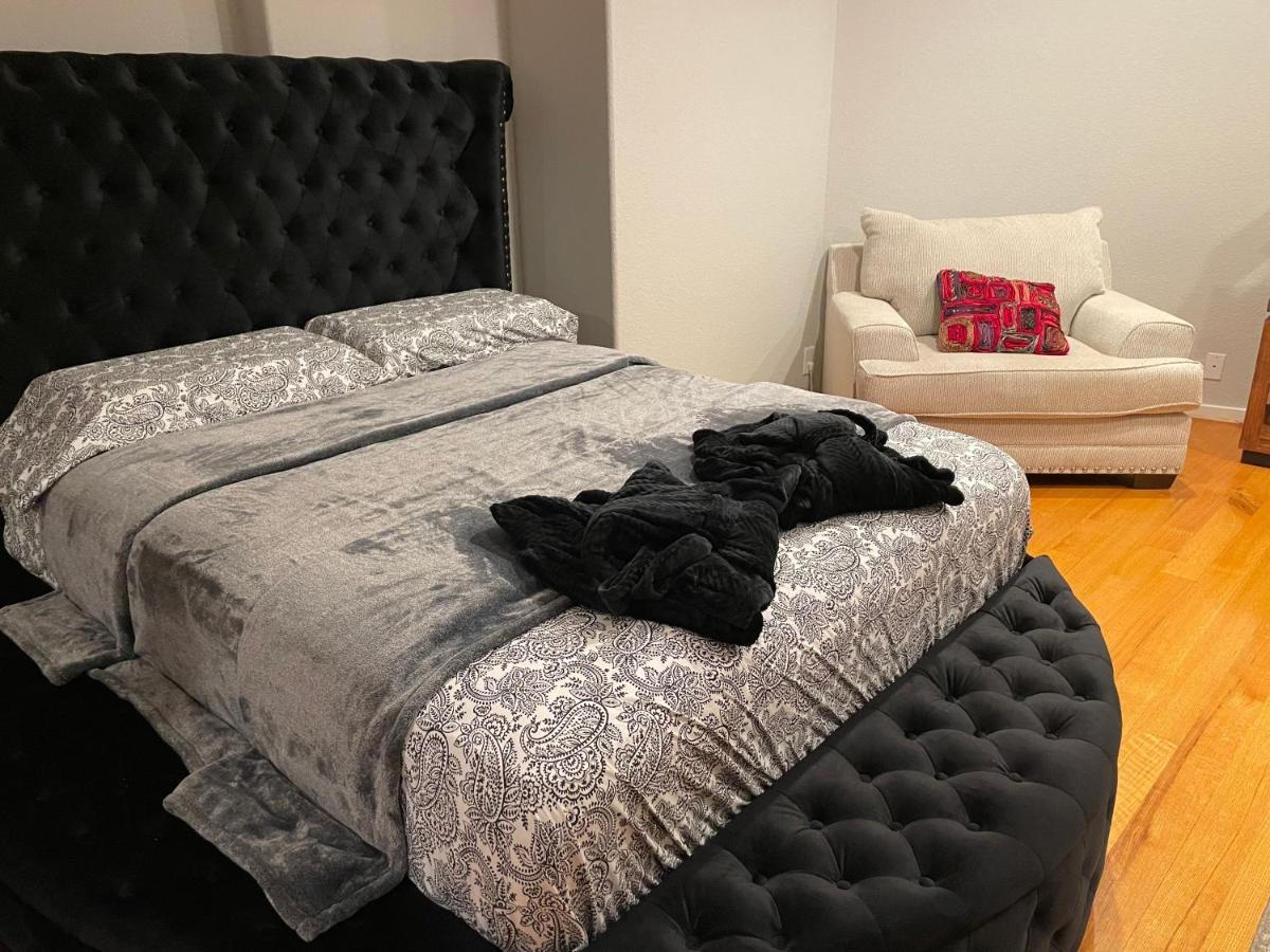 Luxuria Mini-mansion Near Downtown
