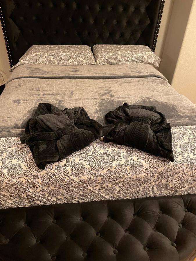 Luxuria Mini-mansion Near Downtown *
