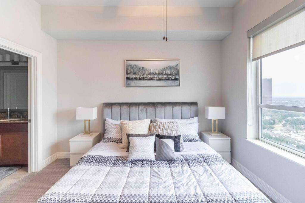 Luxury Hi-rise 1bd In Galleria W King Bed/pool/gym Apartment *