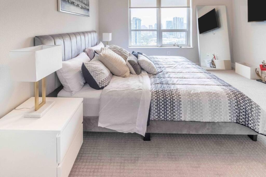 Luxury Hi-rise 1bd In Galleria W King Bed/pool/gym Houston
