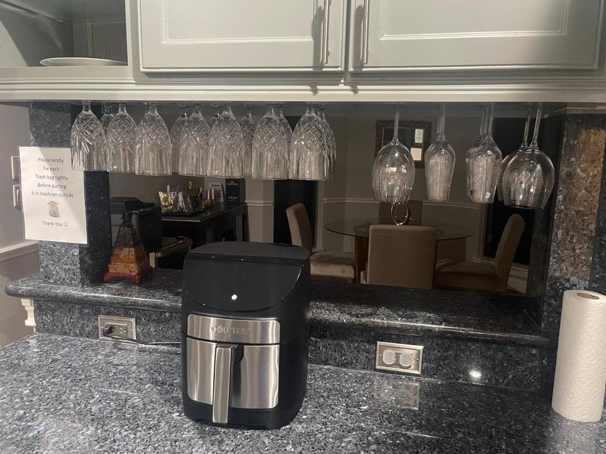 Luxuria Mini-mansion Near Downtown *