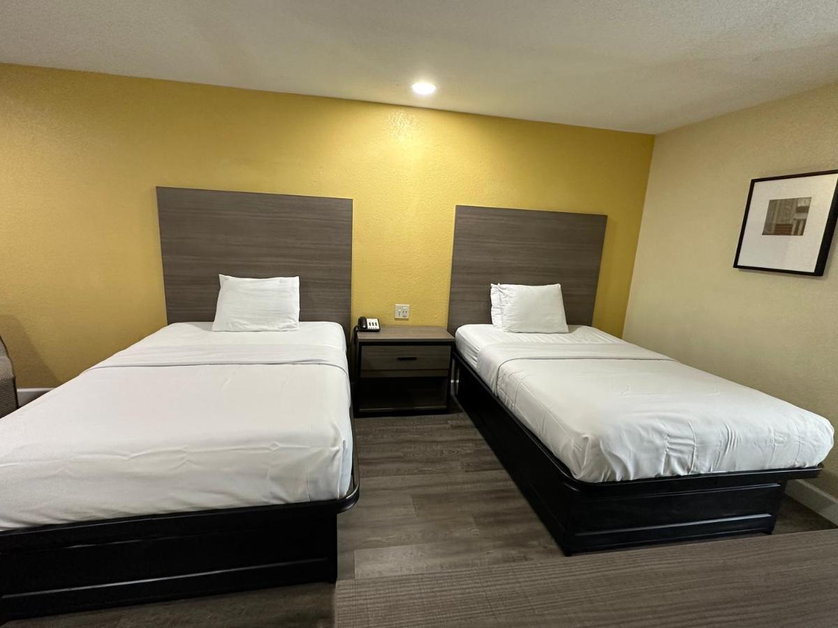 Rodeway & Hwy 290 Nw Hotel 2*