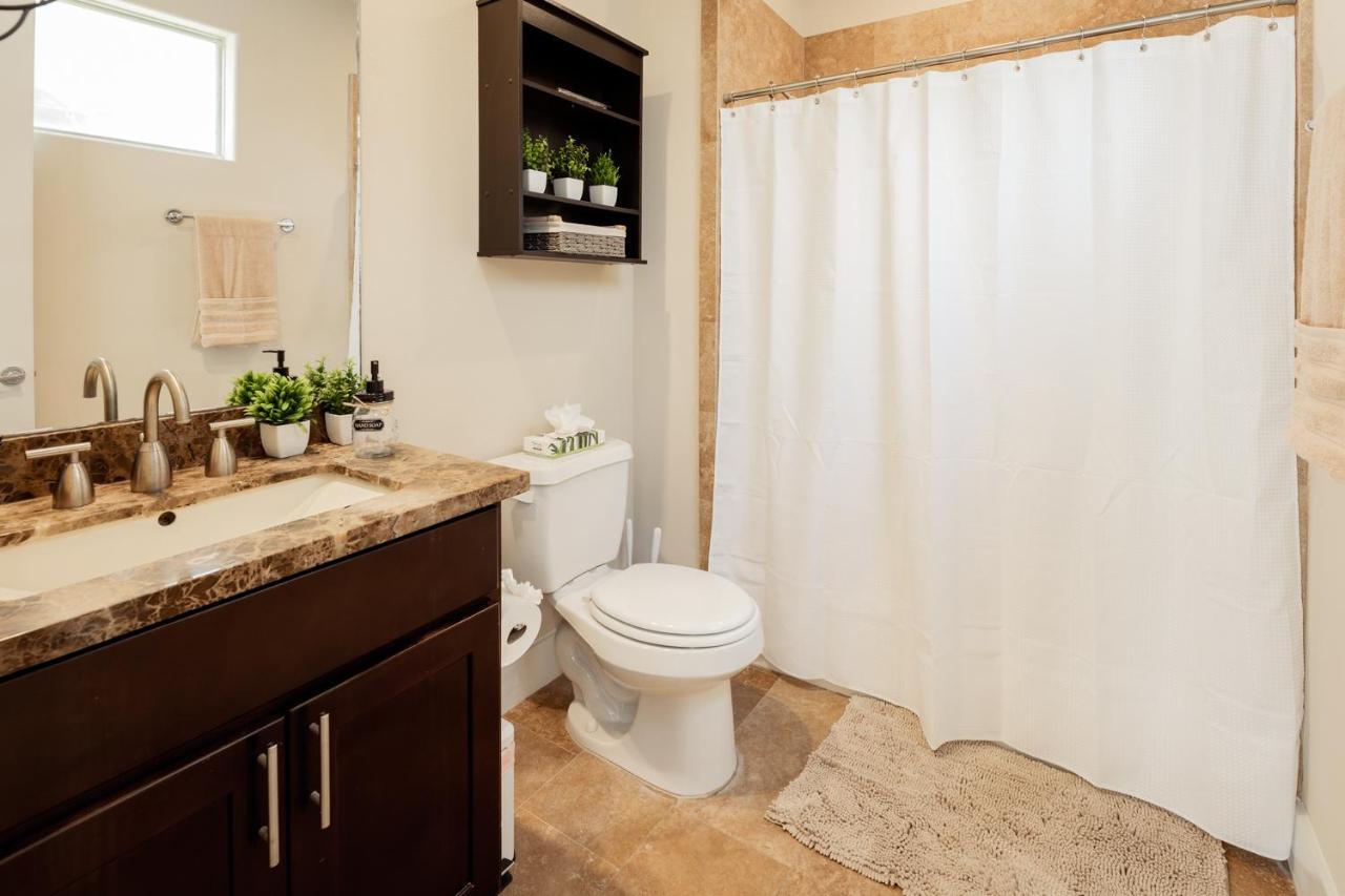 Skyline Oasis L Spacious Retreat With Proximity To Medical Center, Downtown, And Stadiums Holiday home Houston