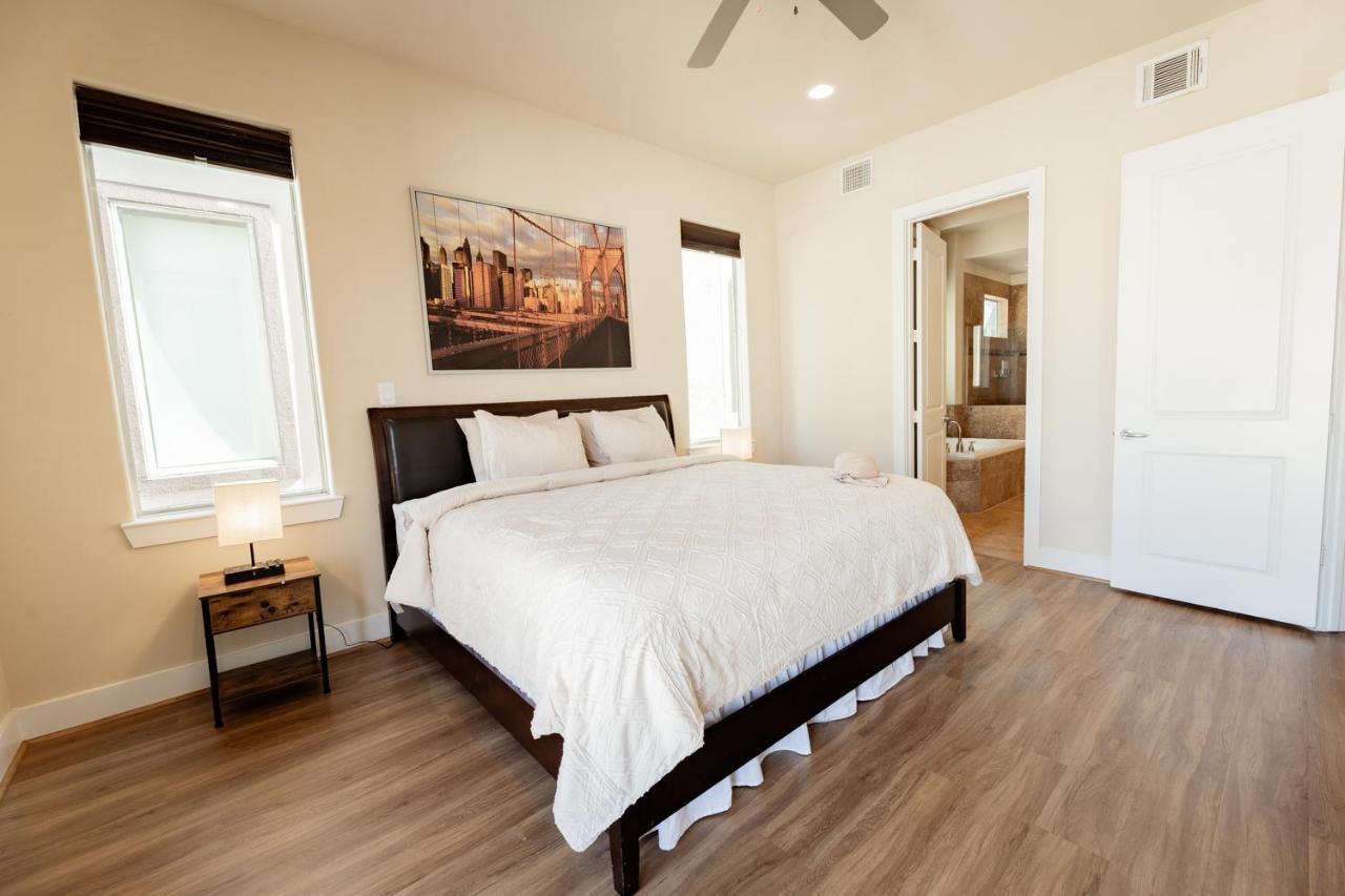 Holiday home Skyline Oasis L Spacious Retreat With Proximity To Medical Center, Downtown, And Stadiums *