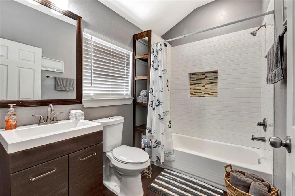 Holiday home Vibrant Vacation Escape With Fast Wifi And King Bed Close To Downtown Houston!