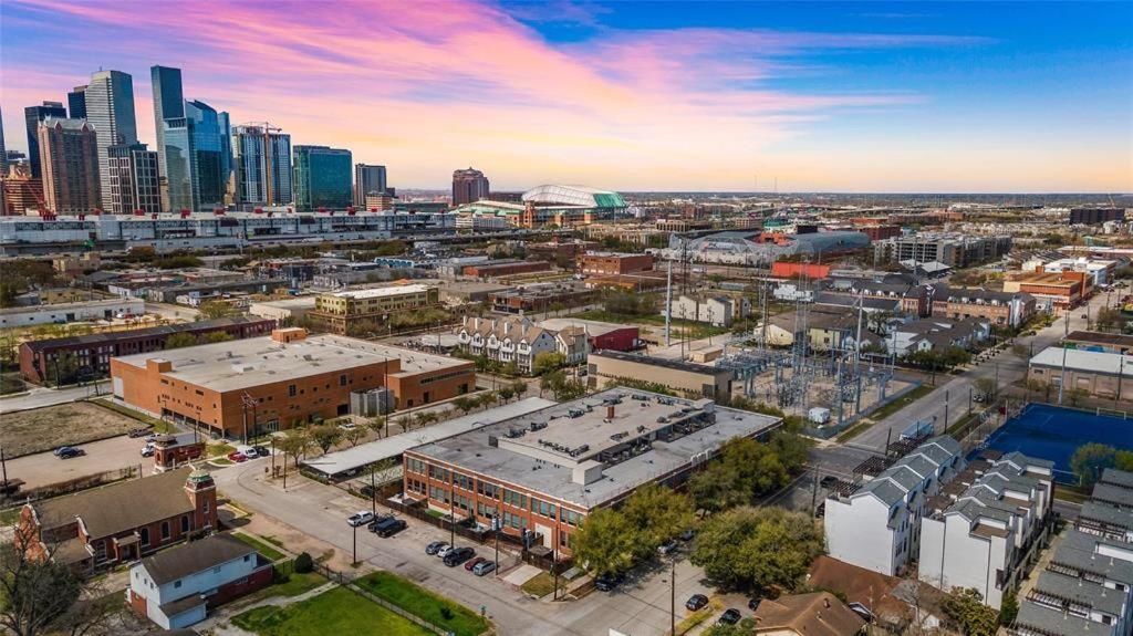 Vibrant Vacation Escape With Fast Wifi And King Bed Close To Downtown Houston! Houston