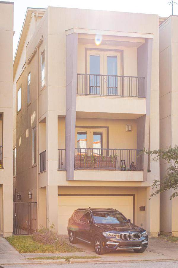 Holiday home Skyline Oasis L Spacious Retreat With Proximity To Medical Center, Downtown, And Stadiums