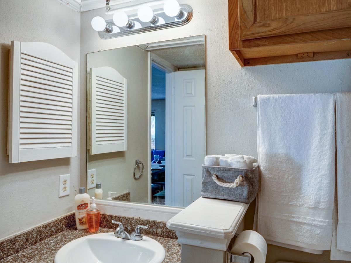 Lovely 2 Bedroom, 1 Bath With Pools And Gym. *