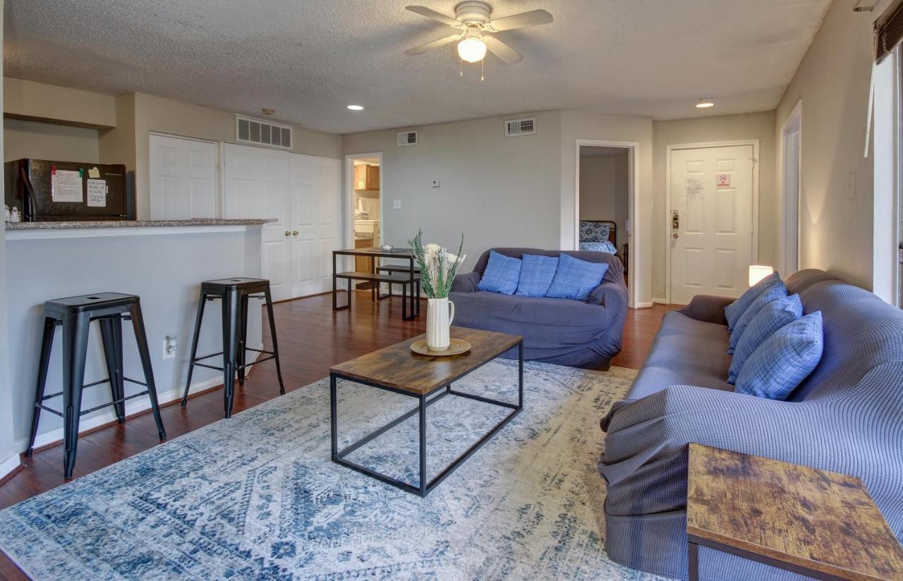 Lovely 2 Bedroom, 1 Bath With Pools And Gym. Houston