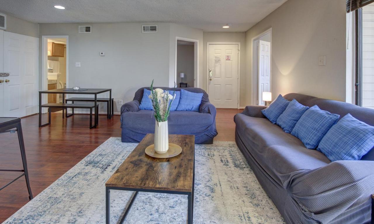 Lovely 2 Bedroom, 1 Bath With Pools And Gym. Holiday home Houston