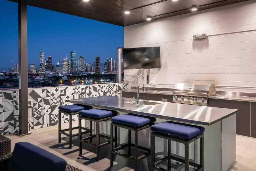 New! Master W/ Skyline Views - Art Dist Houston