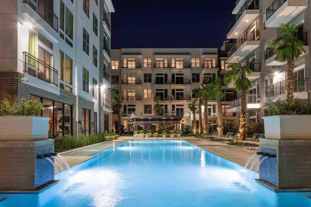 New! Master W/ Skyline Views - Art Dist Houston