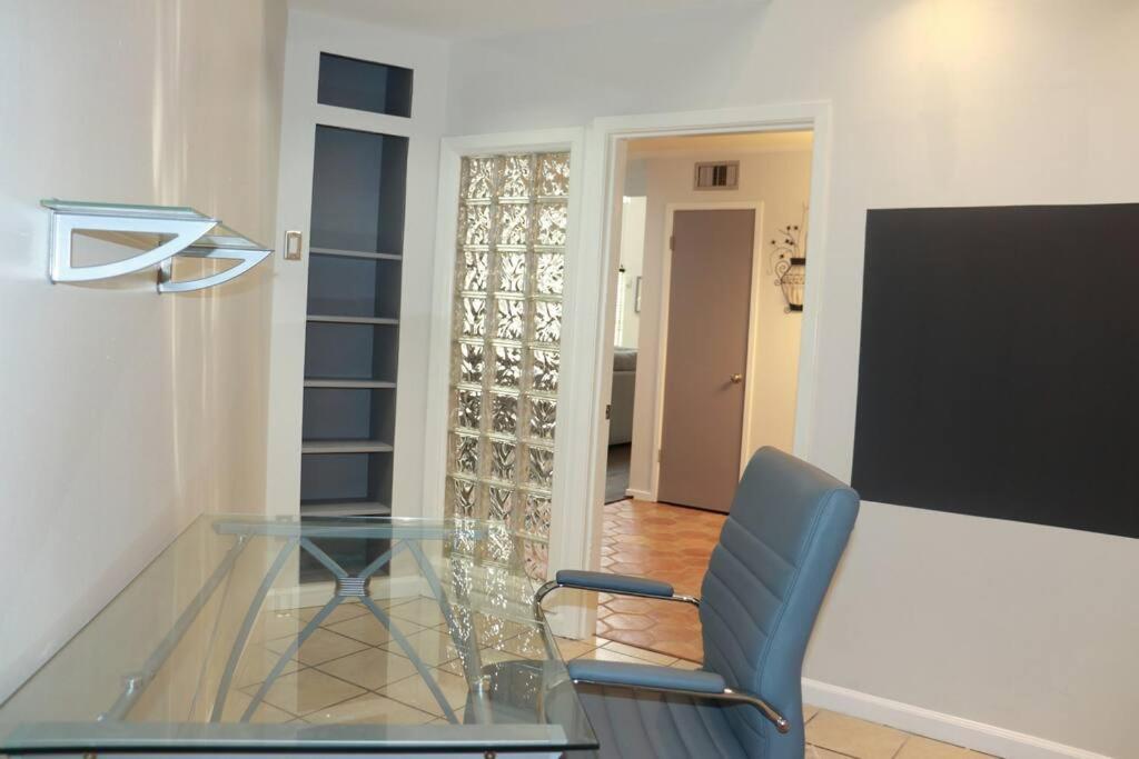 2 Bdr With Workspace & Patio In Montrose * Houston