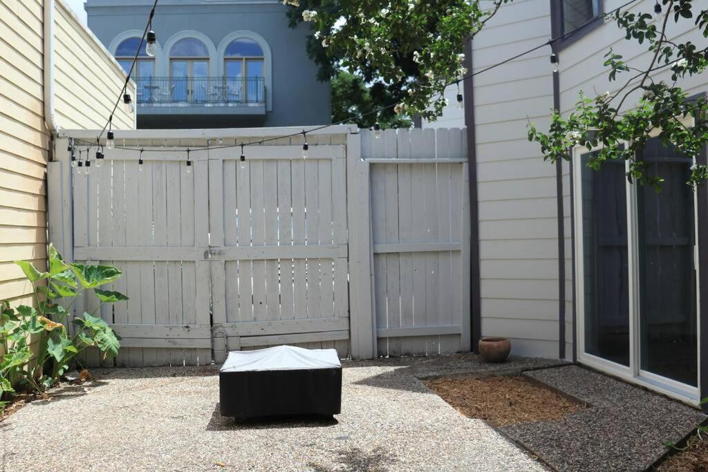 2 Bdr With Workspace & Patio In Montrose Houston
