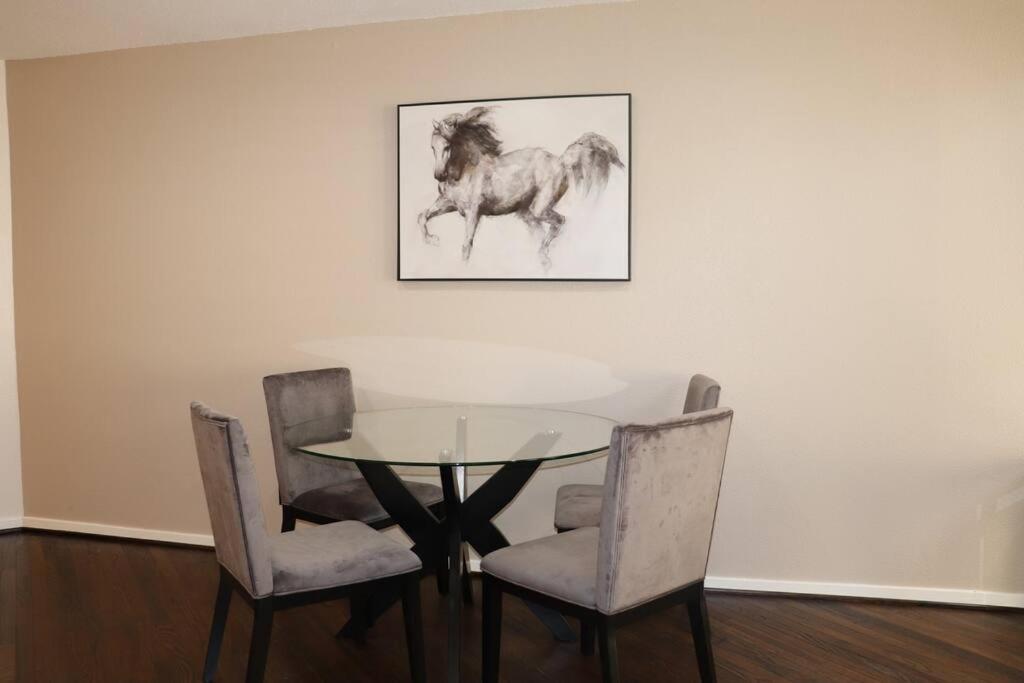 2 Bdr With Workspace & Patio In Montrose * Houston