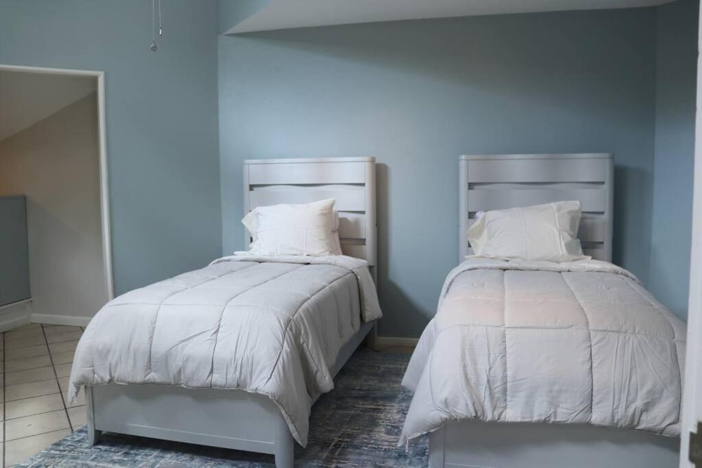 2 Bdr With Workspace & Patio In Montrose Holiday home *
