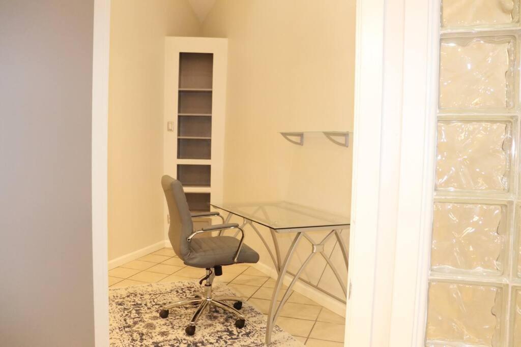 2 Bdr With Workspace & Patio In Montrose *
