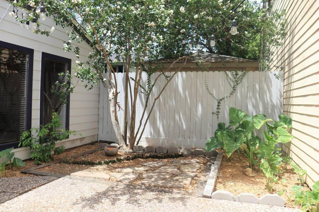 2 Bdr With Workspace & Patio In Montrose *