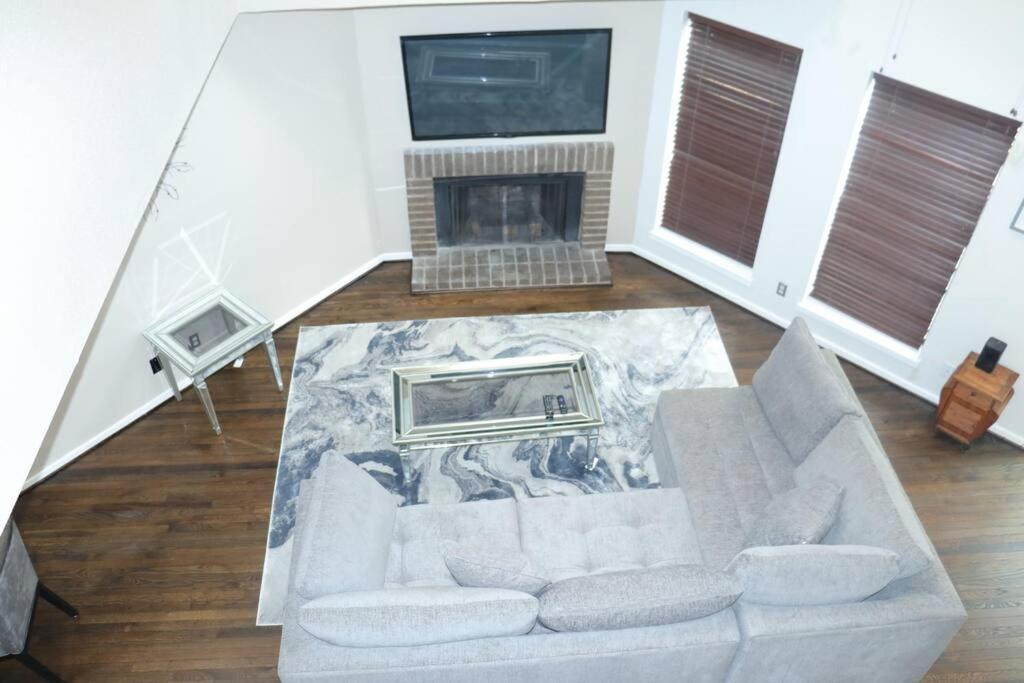 2 Bdr With Workspace & Patio In Montrose *