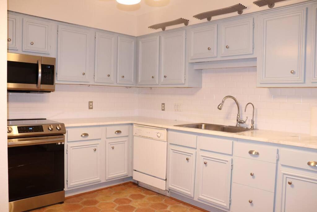 2 Bdr With Workspace & Patio In Montrose Holiday home Houston