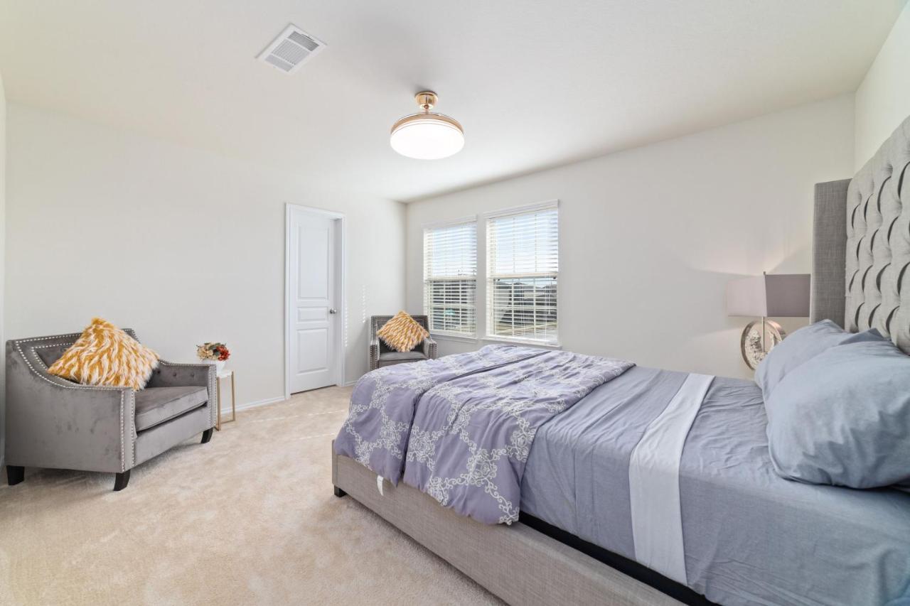 N-e-g House - Near David Wayne Hooks Airport Holiday home Houston