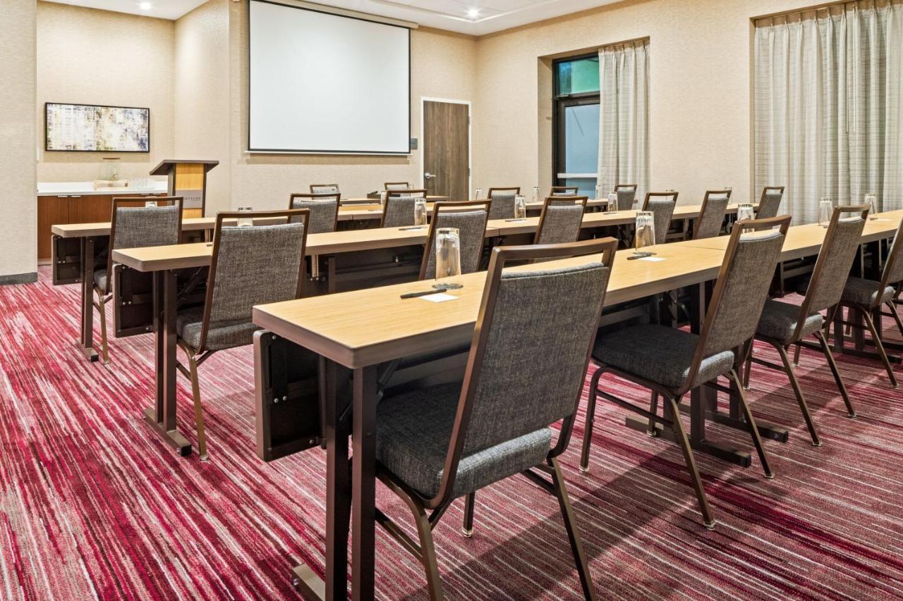 Courtyard By Marriott Northeast Hotel