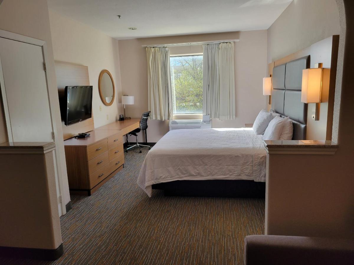 Eagles Fly At Wingate Hotel, Iah Hotel