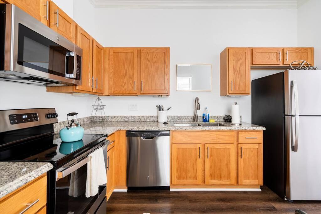 Chic Urban Living Minutes From I-45 And I-610 #a *