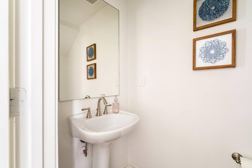Villa Chic Urban Living Minutes From I-45 And I-610 #a Houston