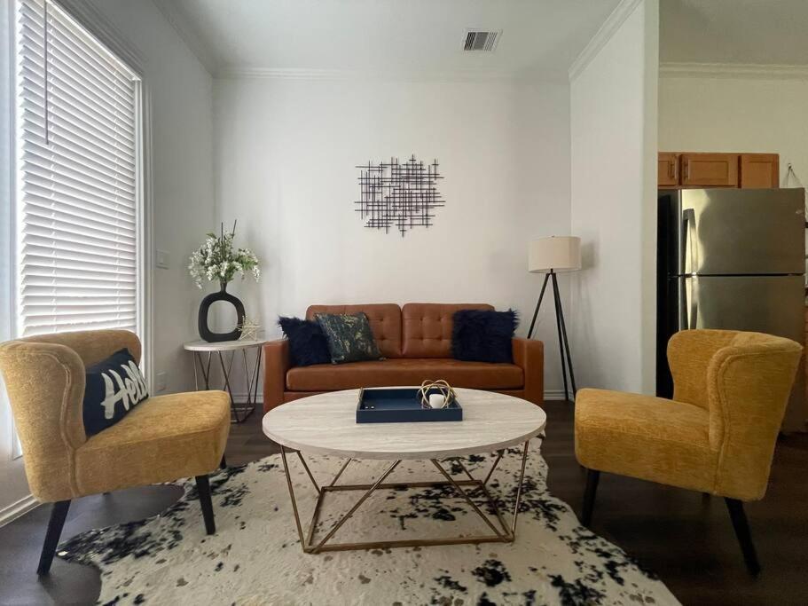 Chic Urban Living Minutes From I-45 And I-610 #a *