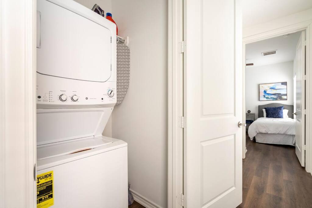 Chic Urban Living Minutes From I-45 And I-610 #a