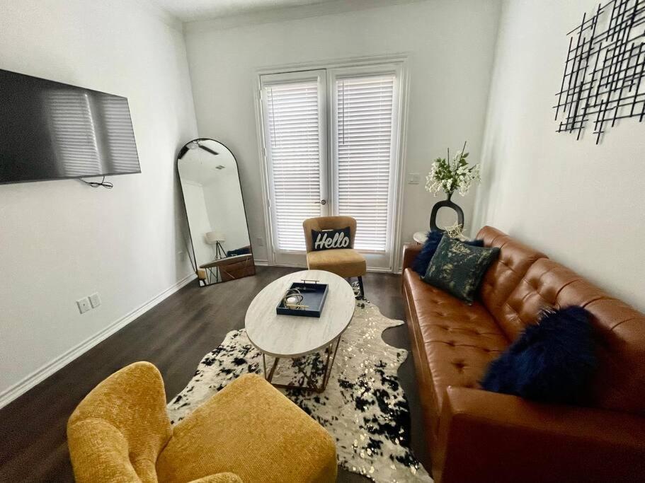 Chic Urban Living Minutes From I-45 And I-610 #a *