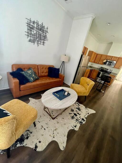 Chic Urban Living Minutes From I-45 And I-610 #a Villa Houston