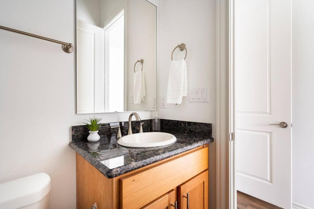 Chic Urban Living Minutes From I-45 And I-610 #a *