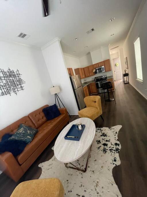 Chic Urban Living Minutes From I-45 And I-610 #a Villa