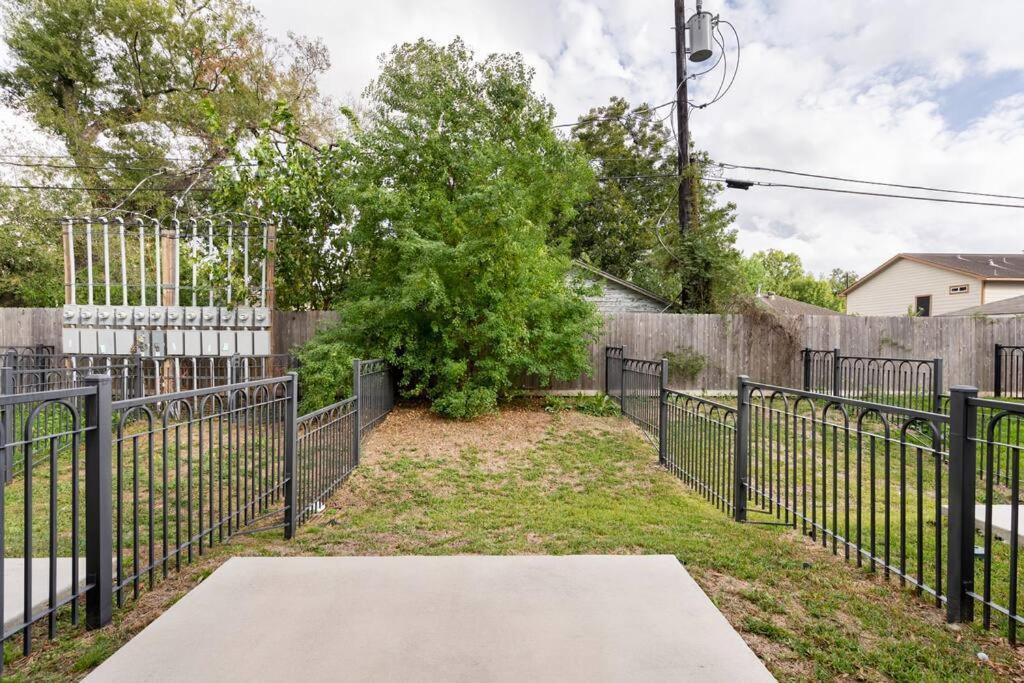 Villa Chic Urban Living Minutes From I-45 And I-610 #a Houston