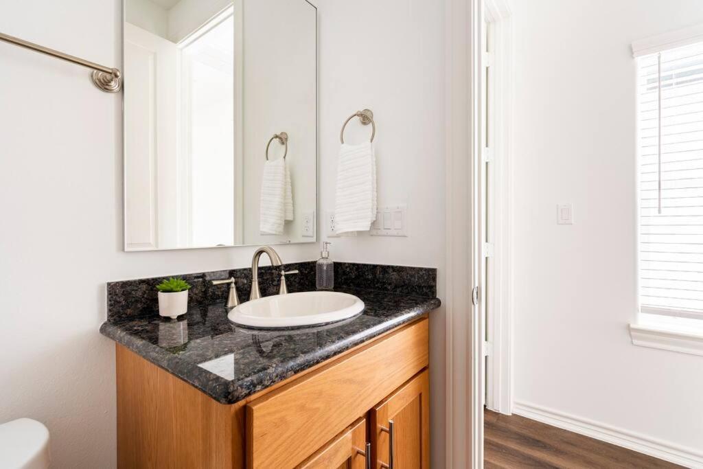 Chic Urban Living Minutes From I-45 And I-610 #a Villa