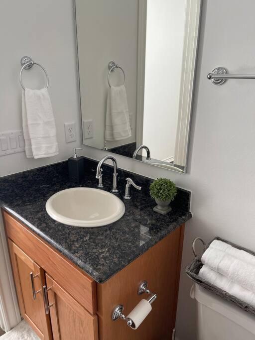 Chic Urban Living Minutes From I-45 And I-610 #a