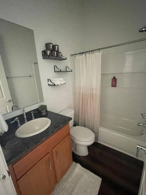 Chic Urban Living Minutes From I-45 And I-610 #a