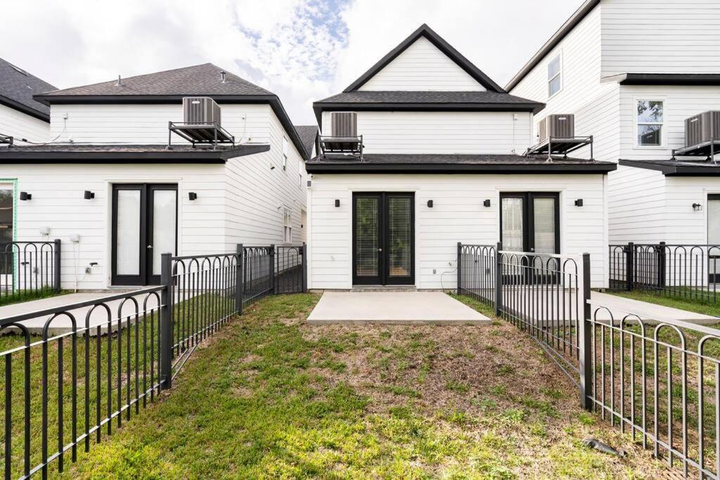 Villa Chic Urban Living Minutes From I-45 And I-610 #a *