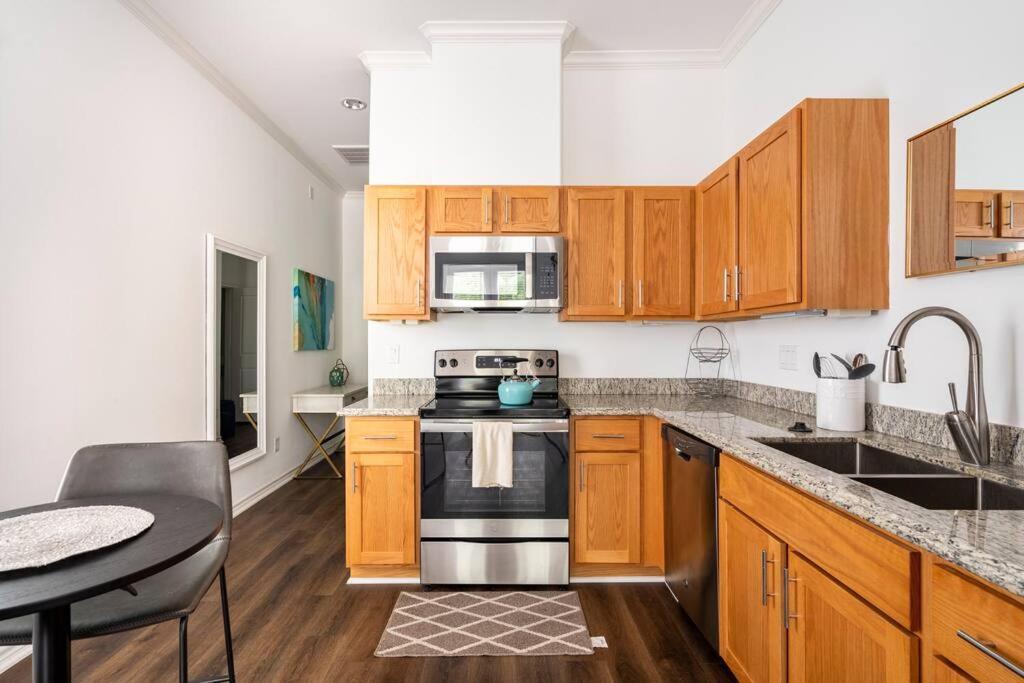 Chic Urban Living Minutes From I-45 And I-610 #a