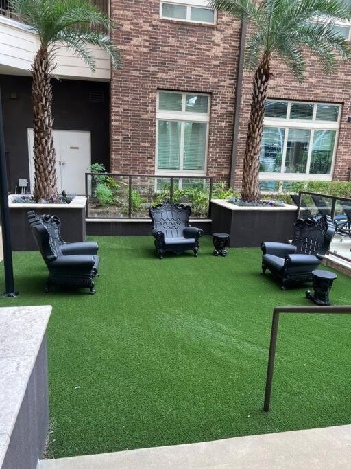 Apartment Highrise/balcony/luxury/condo *