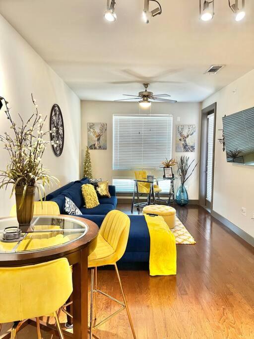 Highrise/balcony/luxury/condo Houston