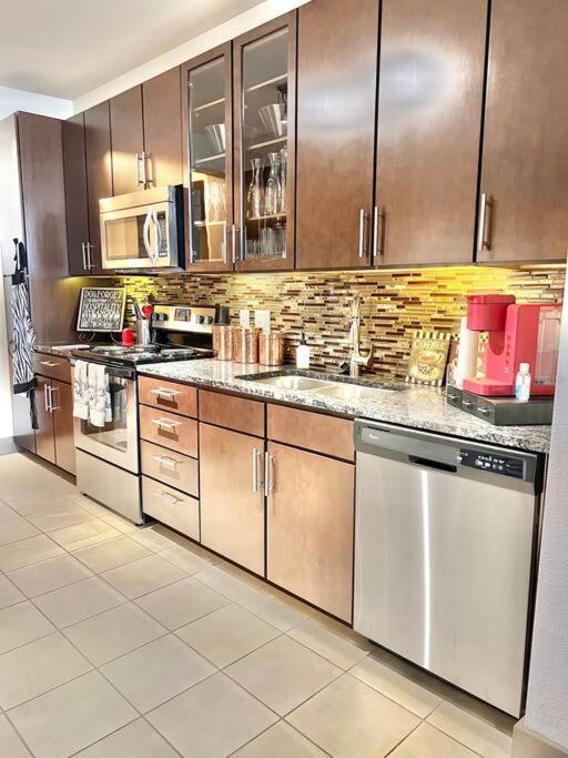 Highrise/balcony/luxury/condo Apartment