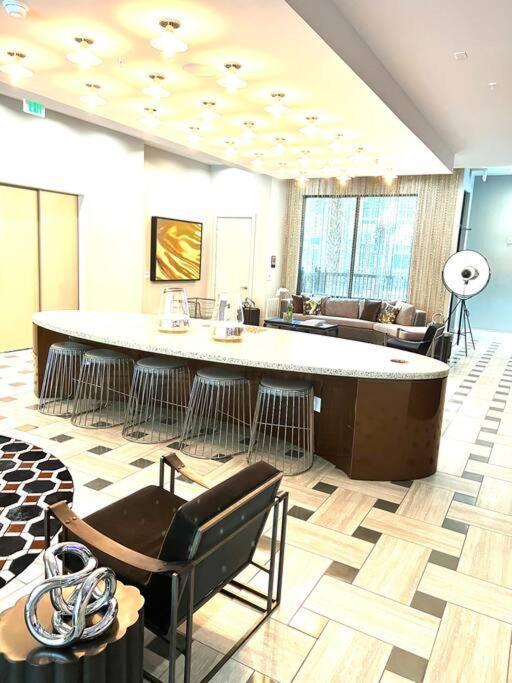Apartment Highrise/balcony/luxury/condo