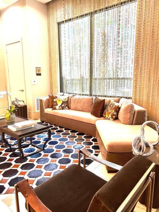 Highrise/balcony/luxury/condo Apartment Houston