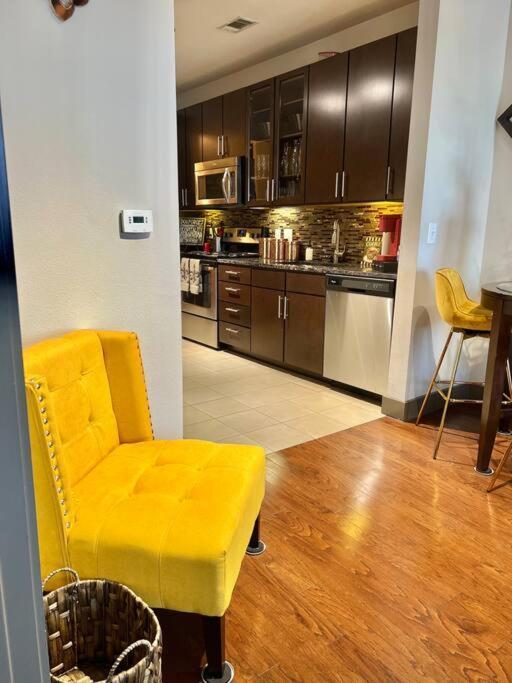 Highrise/balcony/luxury/condo Houston
